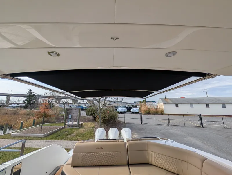 Slide: The Image of Sea Ray SLX 400 Outboard 2023 - 31