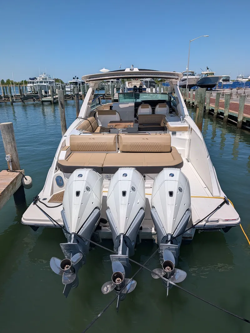 Slide: The Image of Sea Ray SLX 400 Outboard 2023 - 33