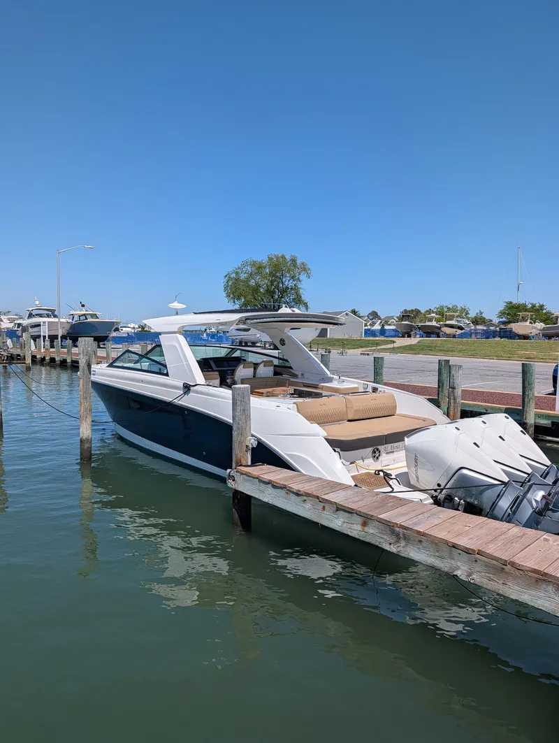 Slide: The Image of Sea Ray SLX 400 Outboard 2023 - 34