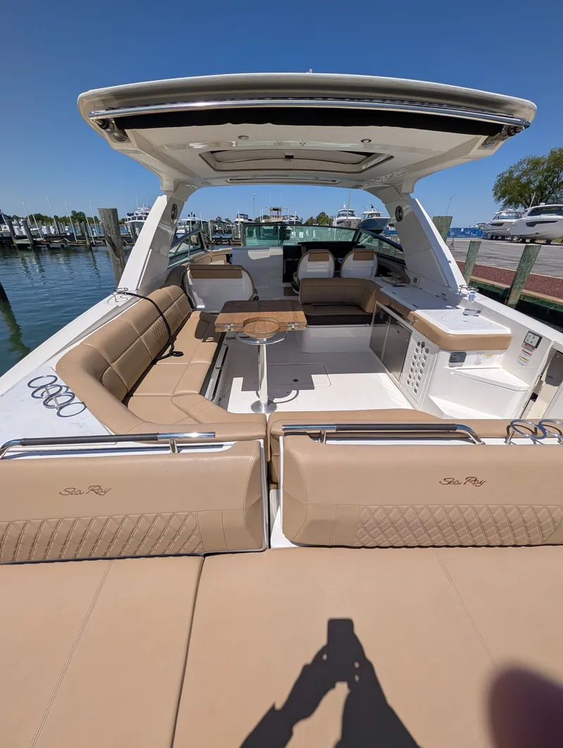 Slide: The Image of Sea Ray SLX 400 Outboard 2023 - 35