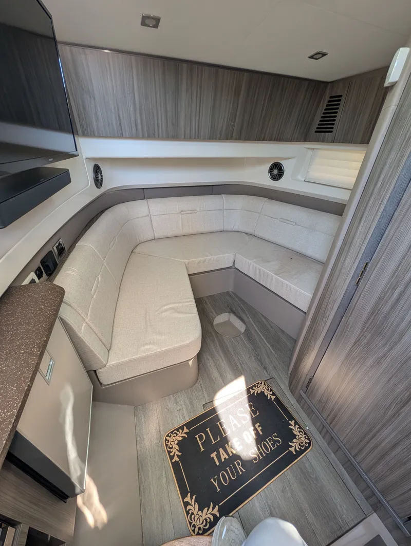 Slide: The Image of Sea Ray SLX 400 Outboard 2023 - 37