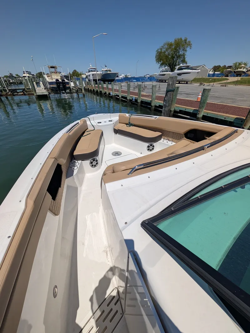 Slide: The Image of Sea Ray SLX 400 Outboard 2023 - 38