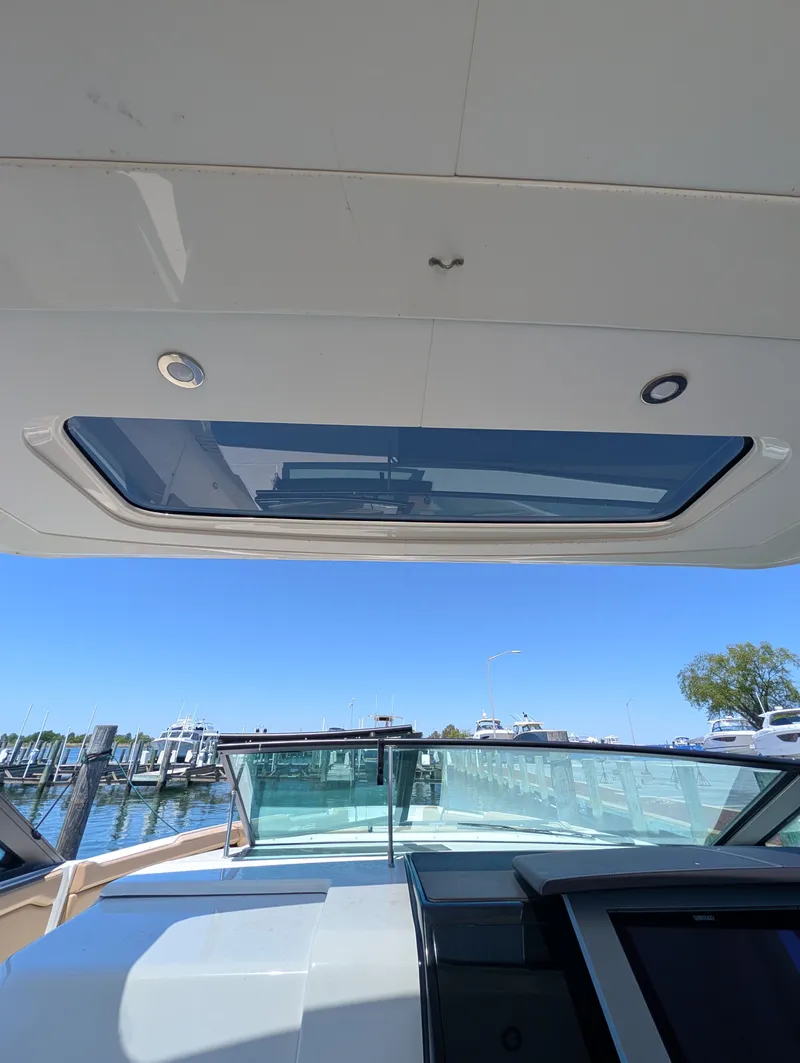 Slide: The Image of Sea Ray SLX 400 Outboard 2023 - 39