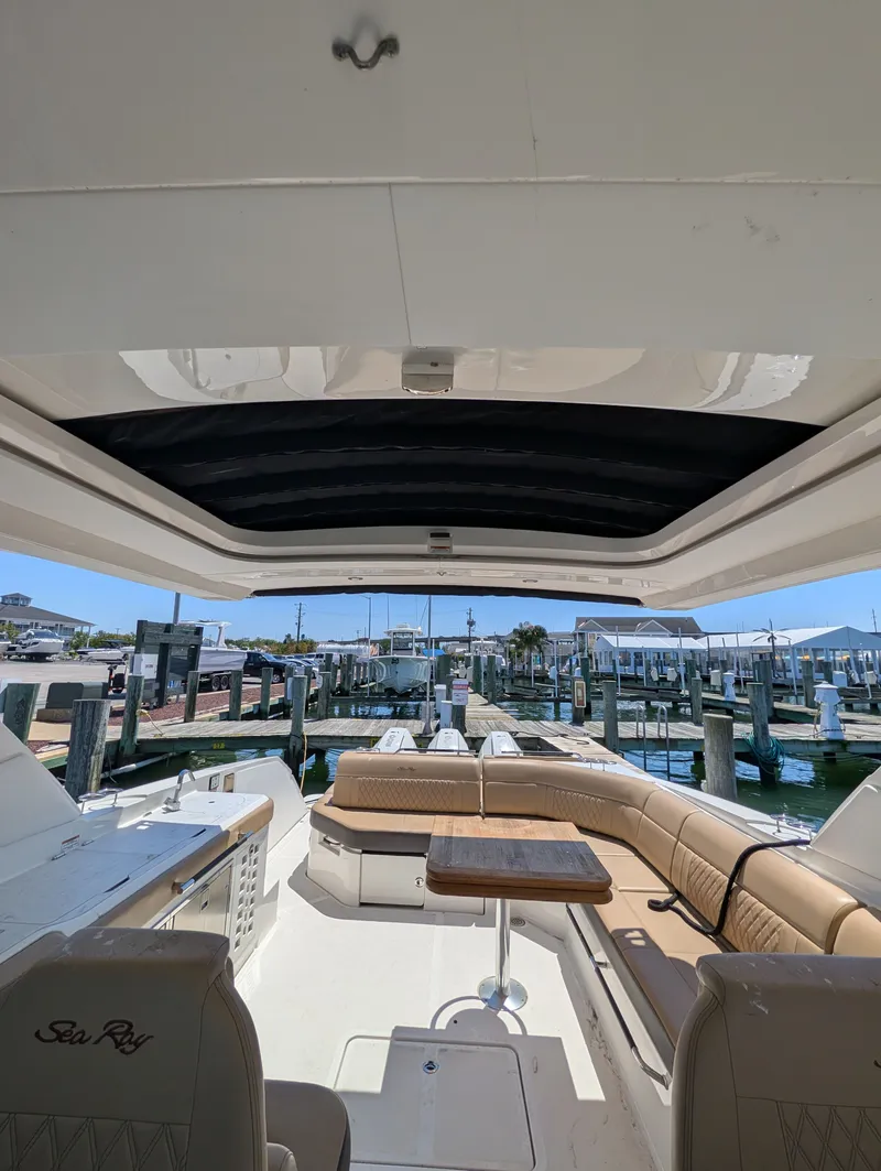 Slide: The Image of Sea Ray SLX 400 Outboard 2023 - 40