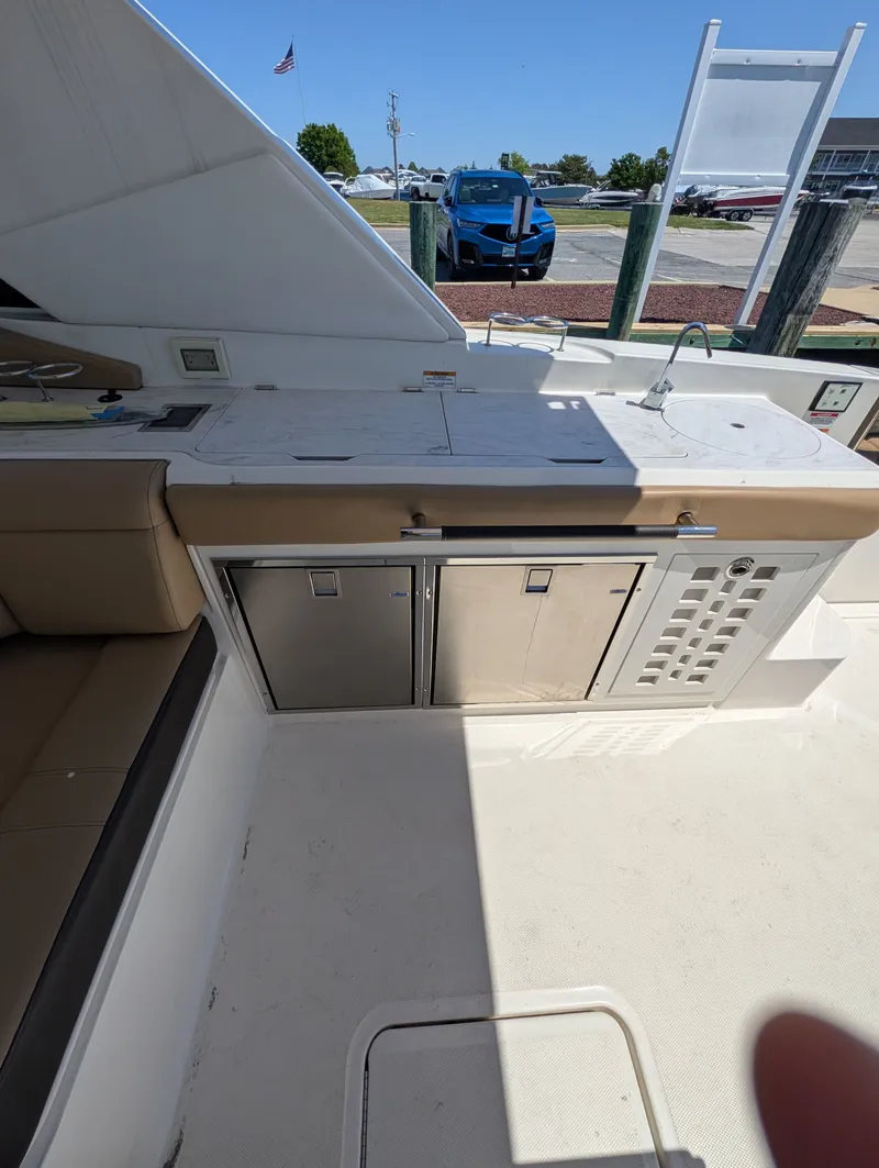 Slide: The Image of Sea Ray SLX 400 Outboard 2023 - 41