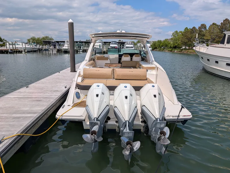 Slide: The Image of Sea Ray SLX 400 Outboard 2023 - 42