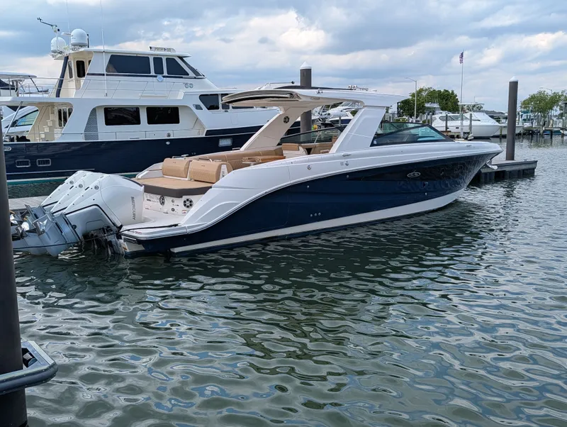 Slide: The Image of Sea Ray SLX 400 Outboard 2023 - 43