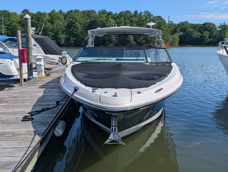 Slide: The Image of Sea Ray SLX 400 Outboard 2023 - 44