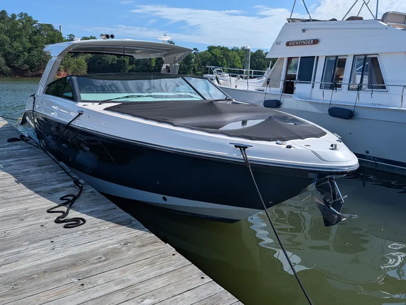 Slide: The Image of Sea Ray SLX 400 Outboard 2023 - 46