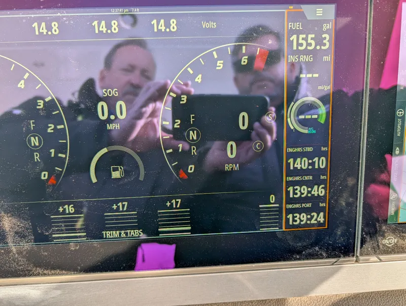 Slide: The Image of Sea Ray SLX 400 Outboard 2023 - 47
