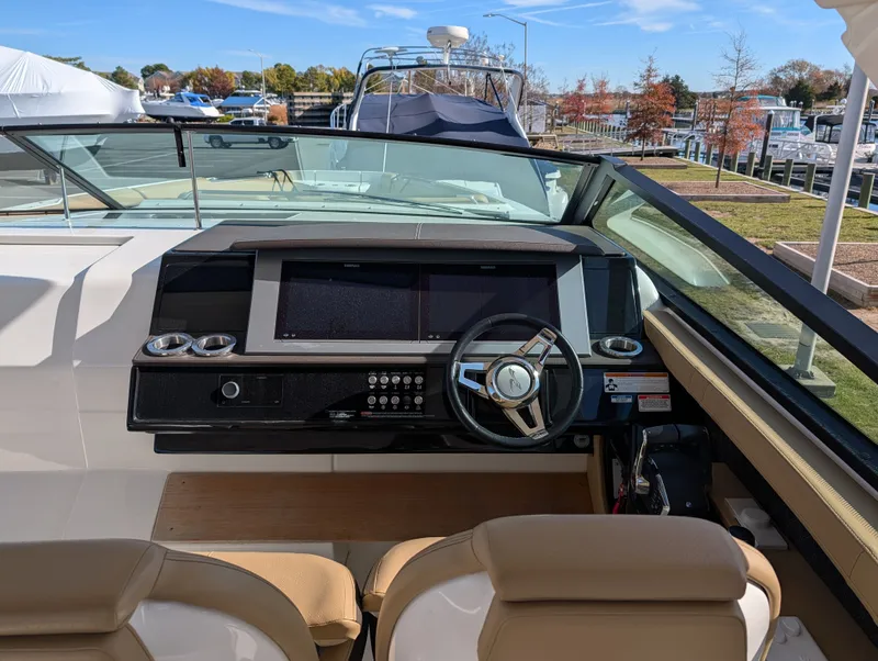 Slide: The Image of Sea Ray SLX 400 Outboard 2023 - 9