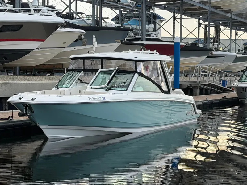 Slide: The Image of Boston Whaler 320 Vantage 2023 - 0
