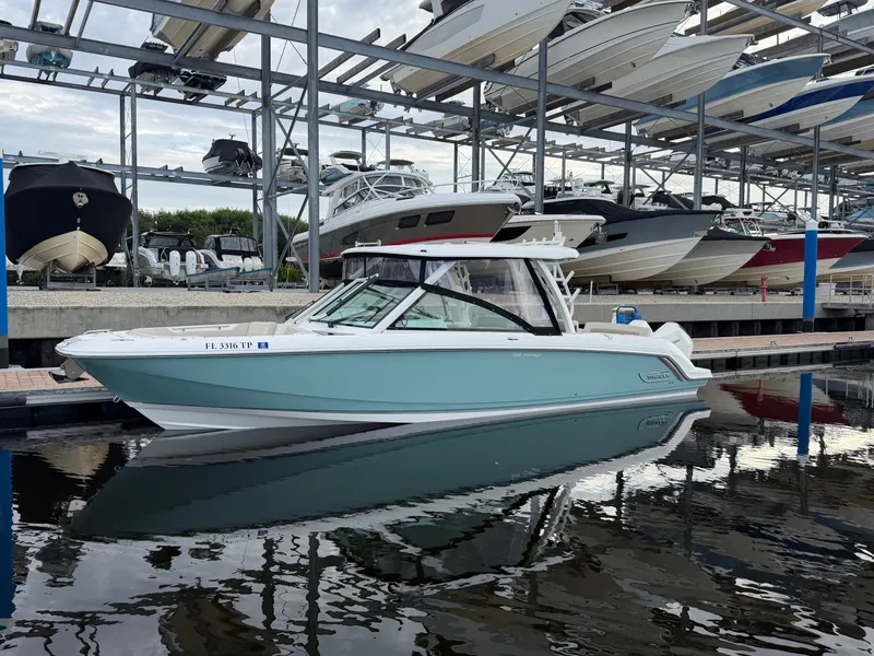 Slide: The Image of Boston Whaler 320 Vantage 2023 - 1