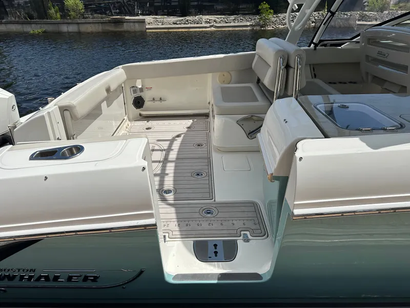 Slide: The Image of Boston Whaler 320 Vantage 2023 - 10