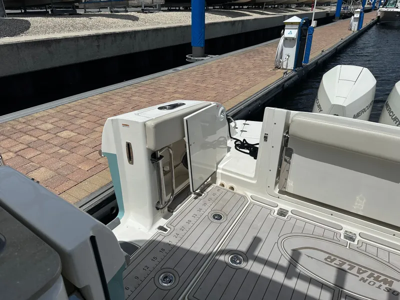 Slide: The Image of Boston Whaler 320 Vantage 2023 - 11