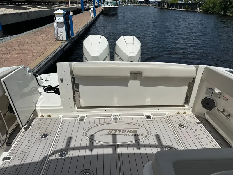 Slide: The Image of Boston Whaler 320 Vantage 2023 - 12
