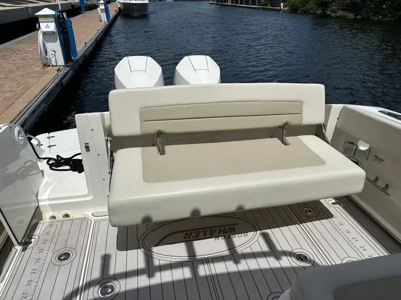 Slide: The Image of Boston Whaler 320 Vantage 2023 - 13
