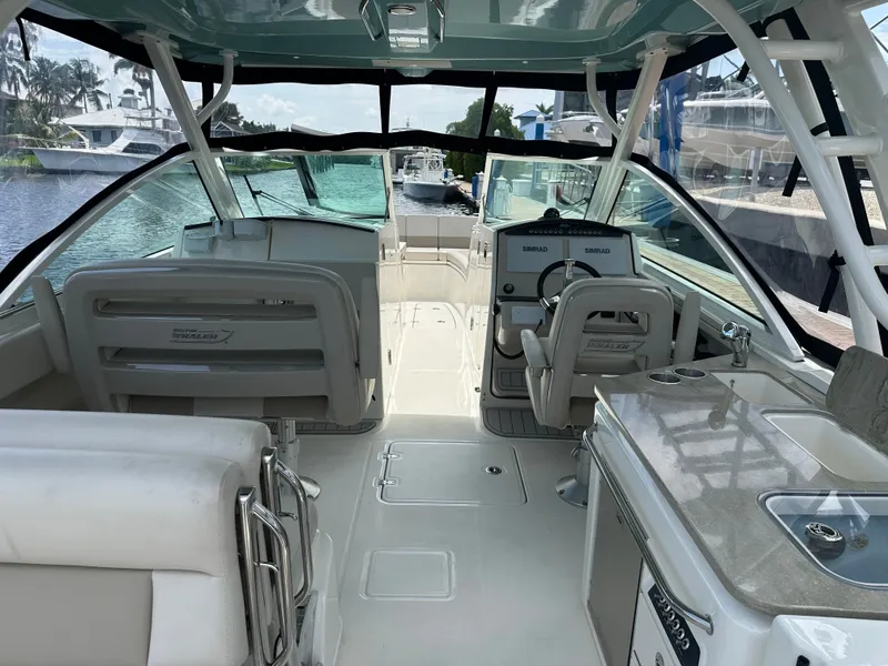 Slide: The Image of Boston Whaler 320 Vantage 2023 - 14