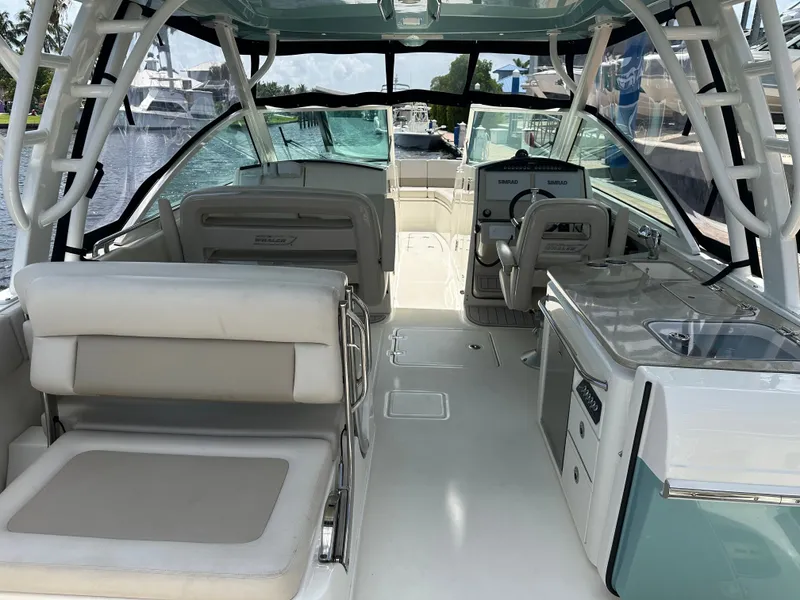 Slide: The Image of Boston Whaler 320 Vantage 2023 - 15