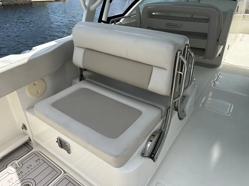 Slide: The Image of Boston Whaler 320 Vantage 2023 - 16
