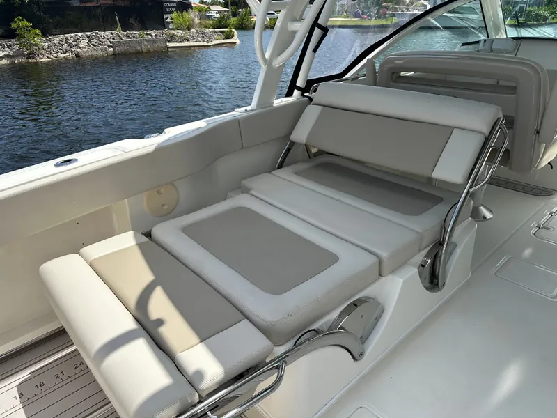 Slide: The Image of Boston Whaler 320 Vantage 2023 - 17