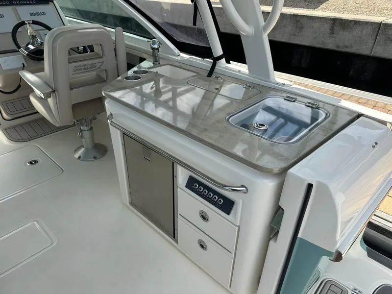 Slide: The Image of Boston Whaler 320 Vantage 2023 - 18