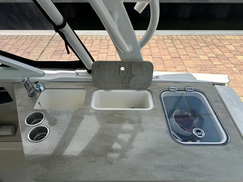 Slide: The Image of Boston Whaler 320 Vantage 2023 - 19