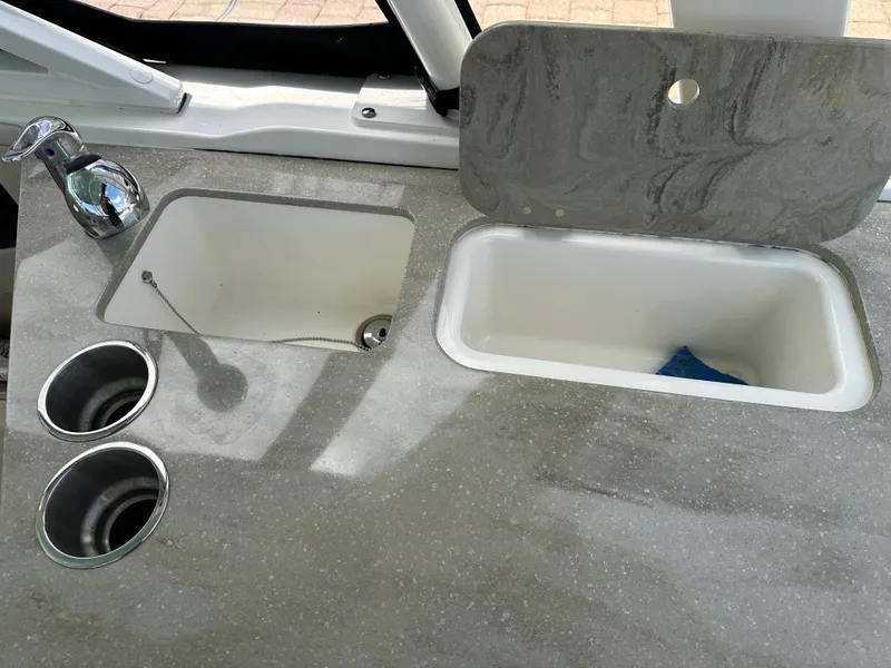 Slide: The Image of Boston Whaler 320 Vantage 2023 - 20