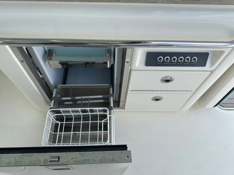 Slide: The Image of Boston Whaler 320 Vantage 2023 - 22