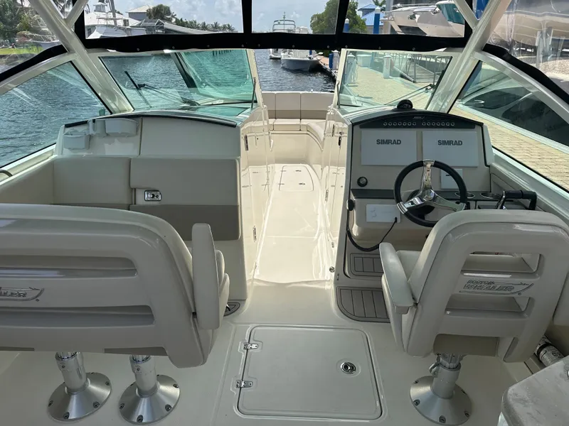 Slide: The Image of Boston Whaler 320 Vantage 2023 - 23