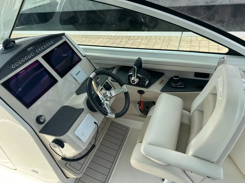 Slide: The Image of Boston Whaler 320 Vantage 2023 - 24
