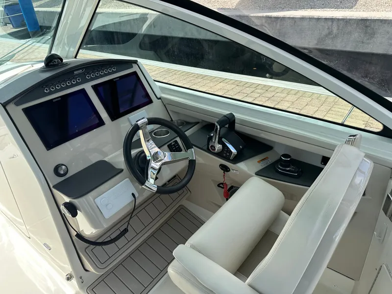 Slide: The Image of Boston Whaler 320 Vantage 2023 - 25