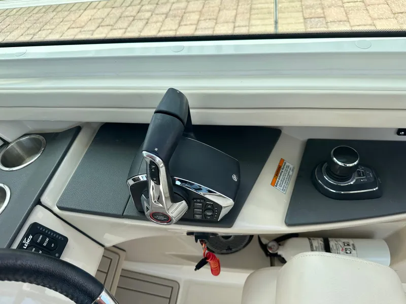 Slide: The Image of Boston Whaler 320 Vantage 2023 - 26