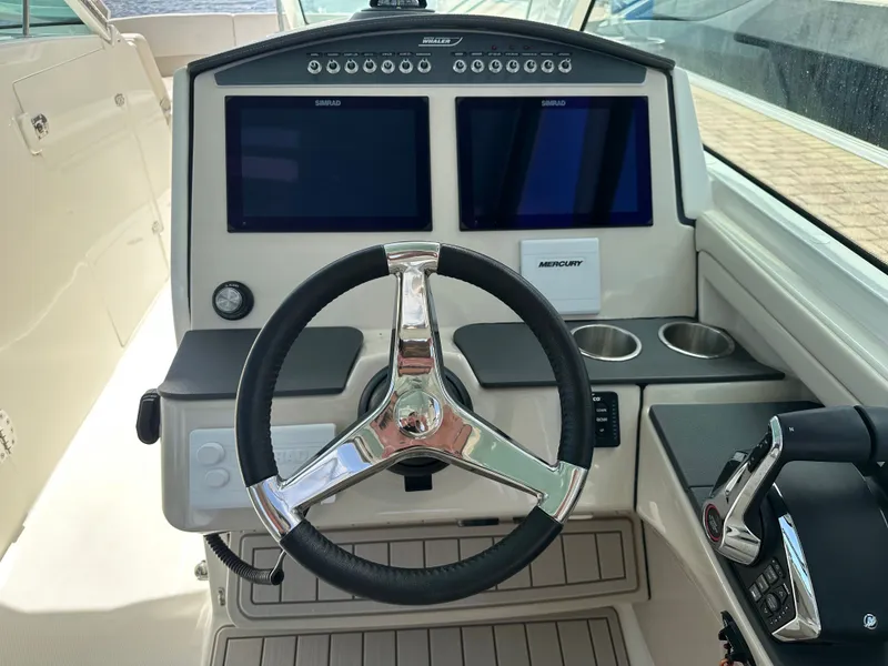 Slide: The Image of Boston Whaler 320 Vantage 2023 - 27