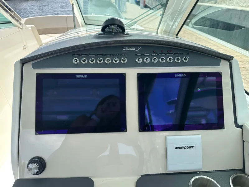 Slide: The Image of Boston Whaler 320 Vantage 2023 - 28