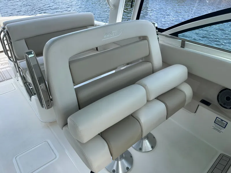 Slide: The Image of Boston Whaler 320 Vantage 2023 - 29