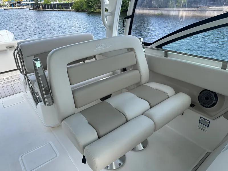 Slide: The Image of Boston Whaler 320 Vantage 2023 - 30