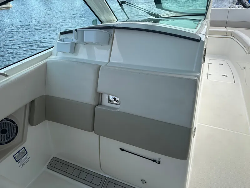 Slide: The Image of Boston Whaler 320 Vantage 2023 - 31