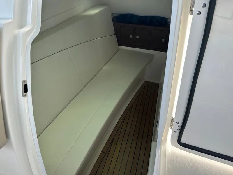 Slide: The Image of Boston Whaler 320 Vantage 2023 - 32