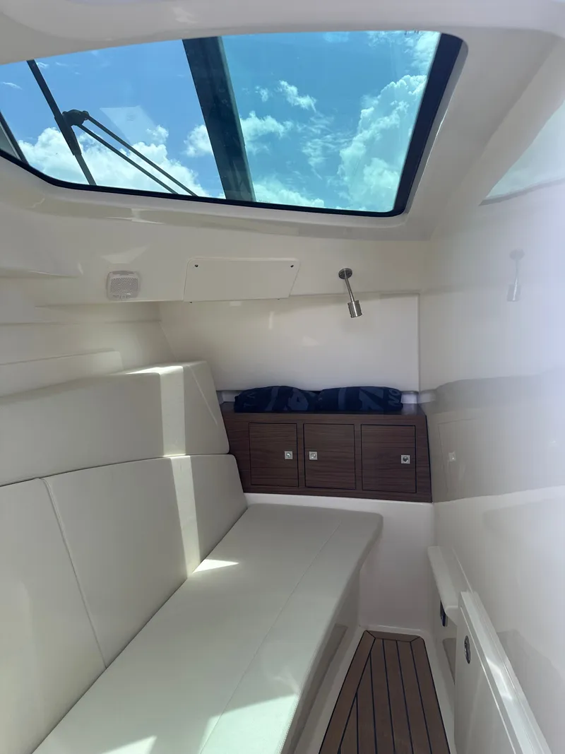 Slide: The Image of Boston Whaler 320 Vantage 2023 - 33