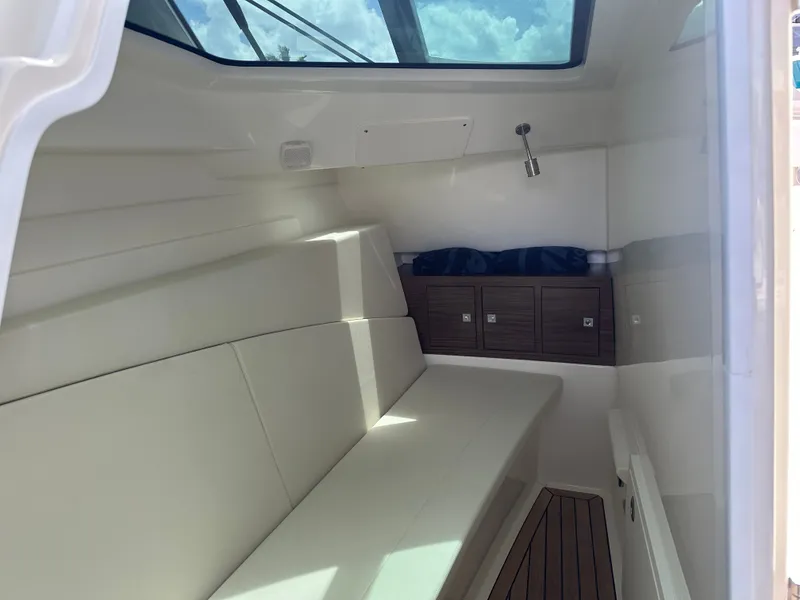 Slide: The Image of Boston Whaler 320 Vantage 2023 - 34