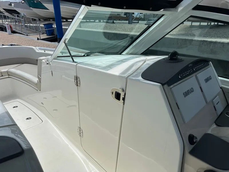 Slide: The Image of Boston Whaler 320 Vantage 2023 - 35