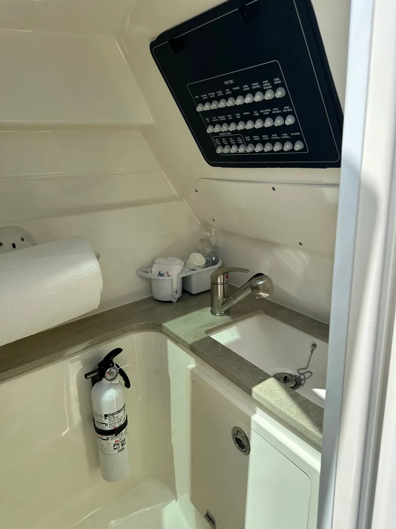 Slide: The Image of Boston Whaler 320 Vantage 2023 - 37