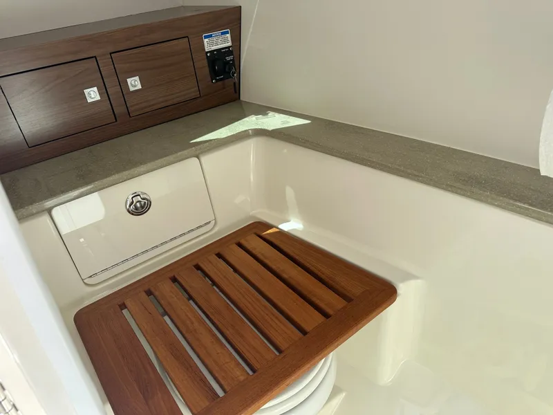 Slide: The Image of Boston Whaler 320 Vantage 2023 - 39