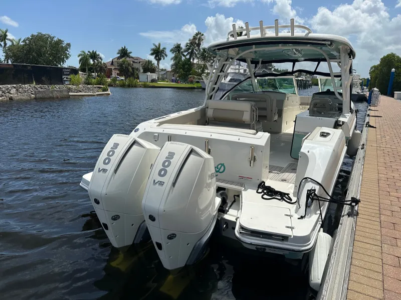 Slide: The Image of Boston Whaler 320 Vantage 2023 - 4