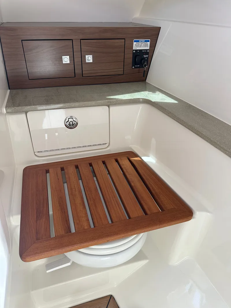 Slide: The Image of Boston Whaler 320 Vantage 2023 - 40