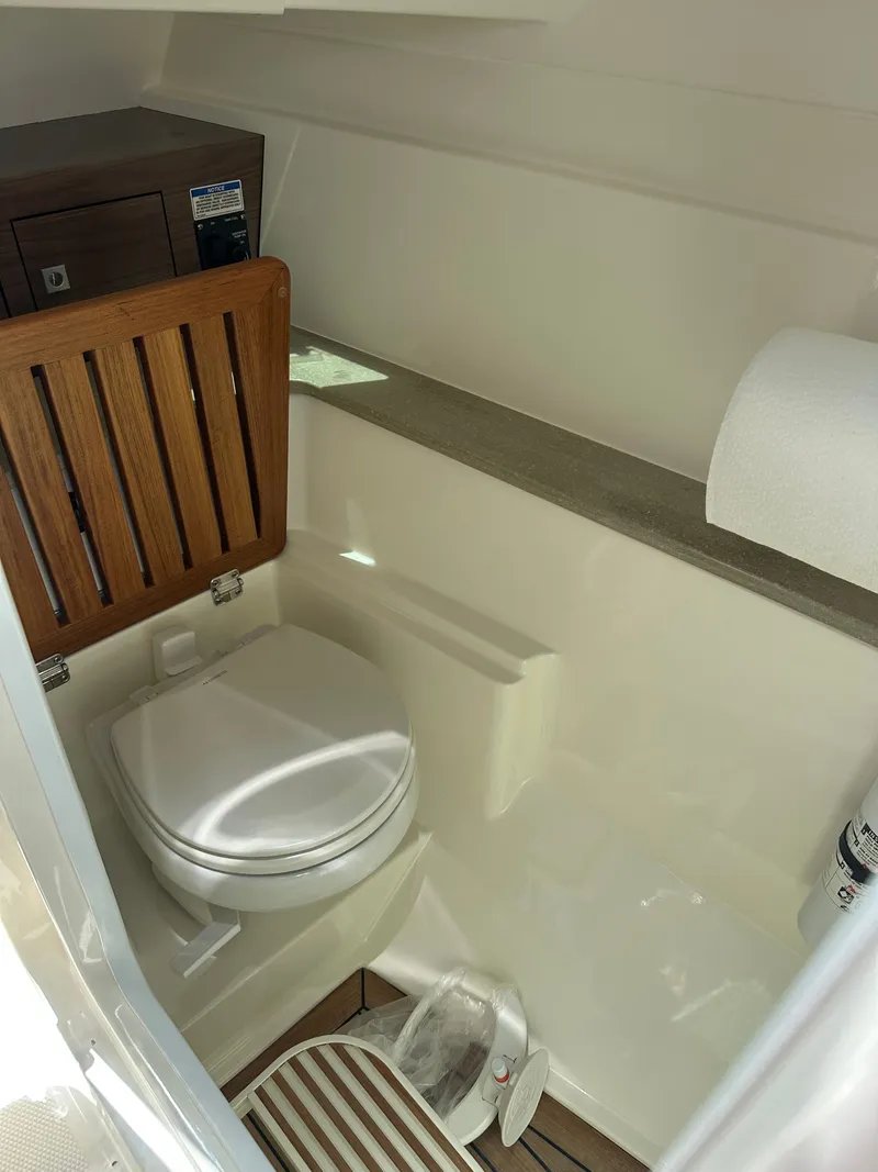 Slide: The Image of Boston Whaler 320 Vantage 2023 - 41
