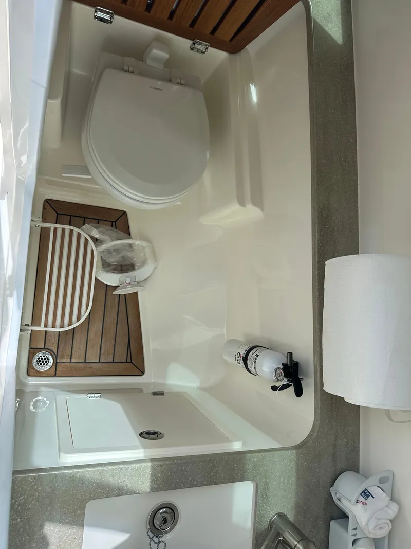 Slide: The Image of Boston Whaler 320 Vantage 2023 - 42