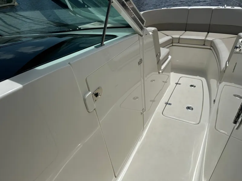 Slide: The Image of Boston Whaler 320 Vantage 2023 - 43