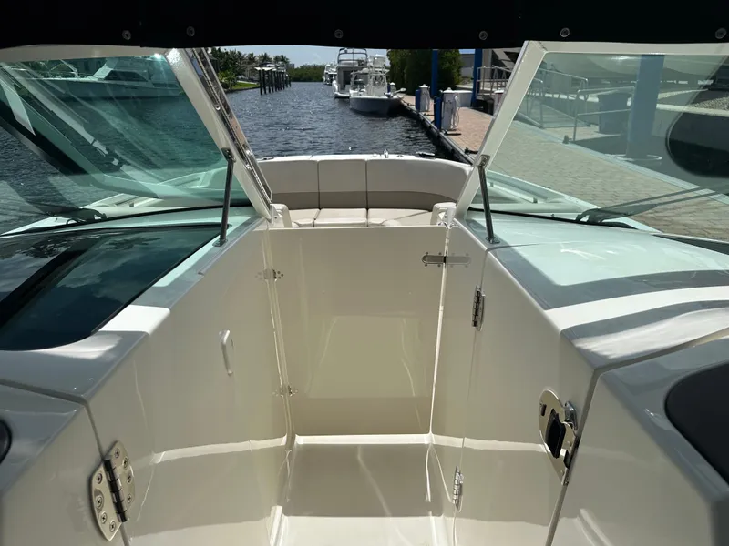 Slide: The Image of Boston Whaler 320 Vantage 2023 - 44